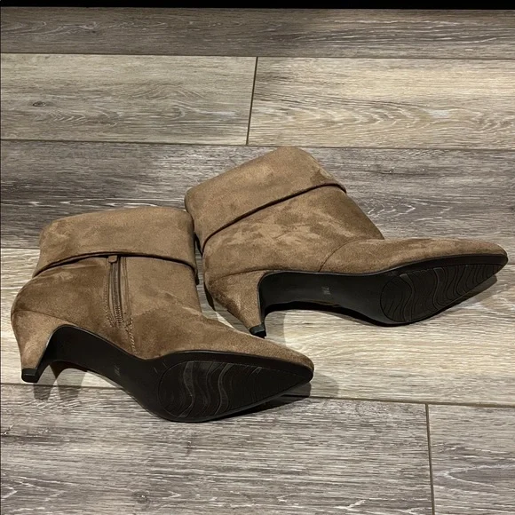 Elegant Brown Suede Heeled Boots - Picture 2 of 4